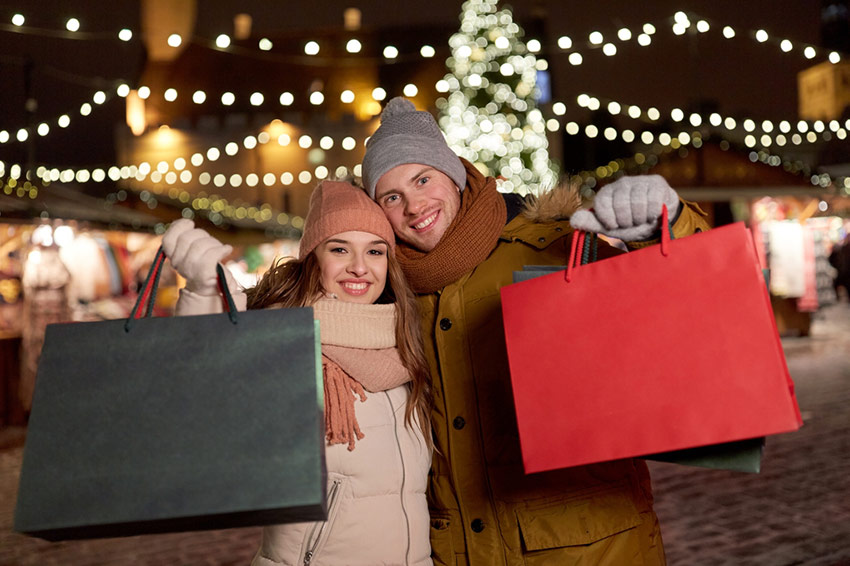 holiday shoppers holding shopping bags